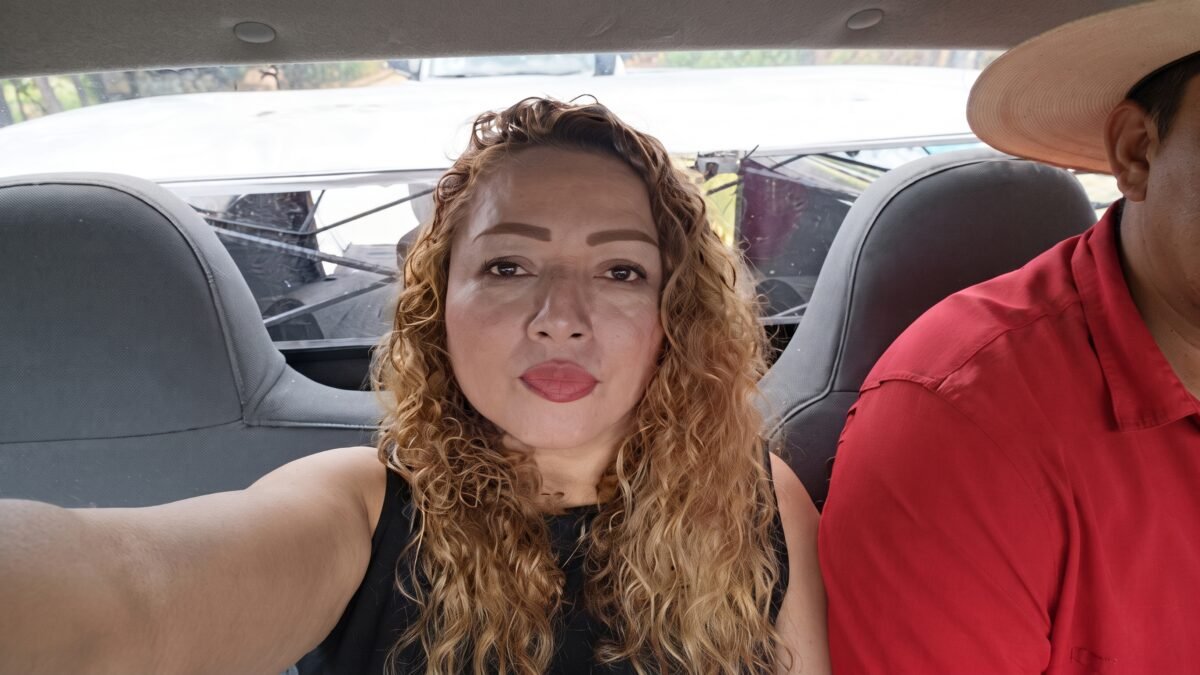 Alcalde de Emiliano Zapata y su esposa llevan a policía acostado en camioneta para sostener mampara