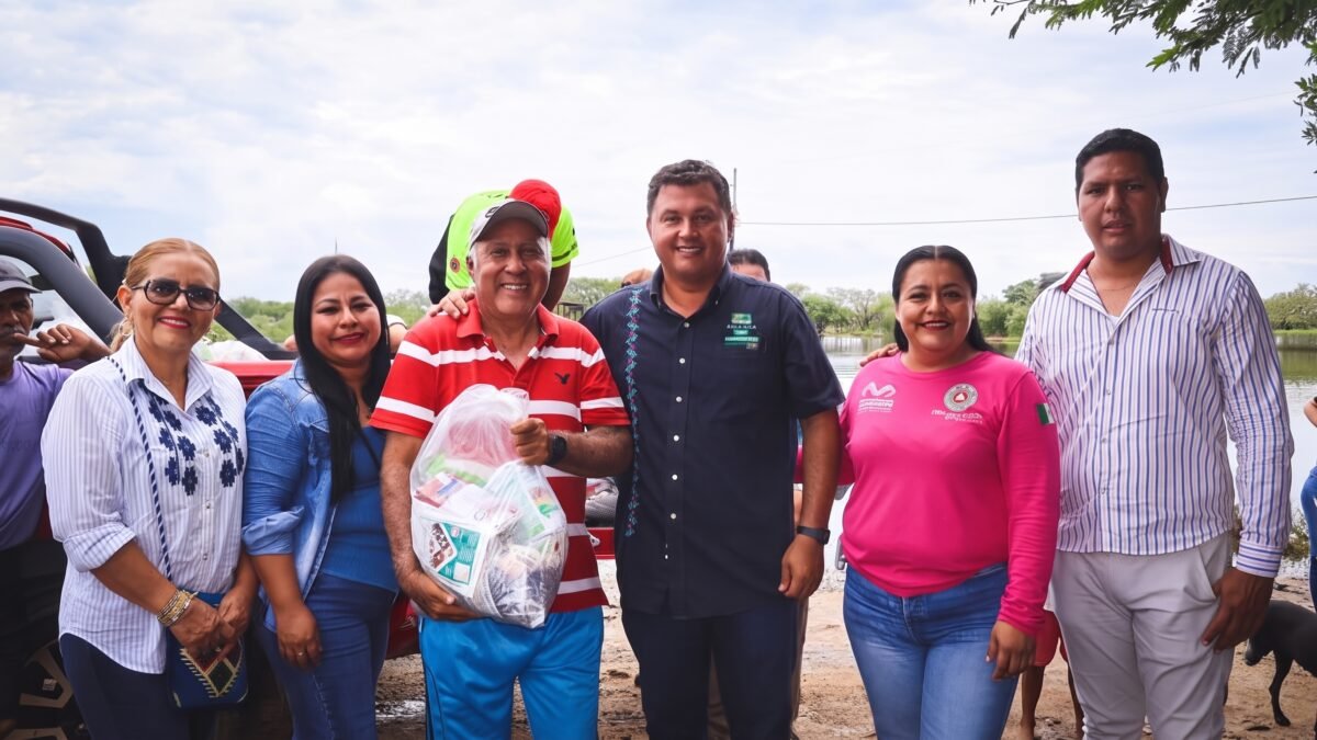 Alejandro Patrinos entrega apoyos a familias afectadas por lluvias en Arriaga
