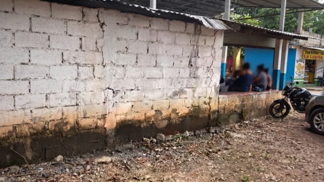 Alumnos de telesecundaria toman clases en galera improvisada en Copoya, Tuxtla Gutiérrez