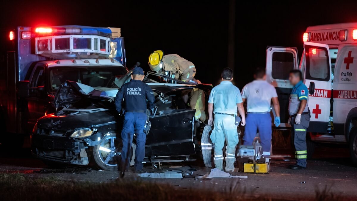 Arrolla a motociclistas en la curva y un camión lo embiste: tres heridos en Comitán