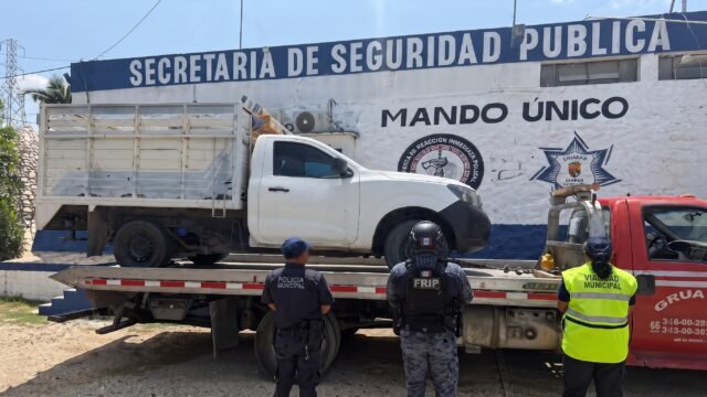 Aseguran camioneta Nissan con placas de otra unidad en Berriozábal