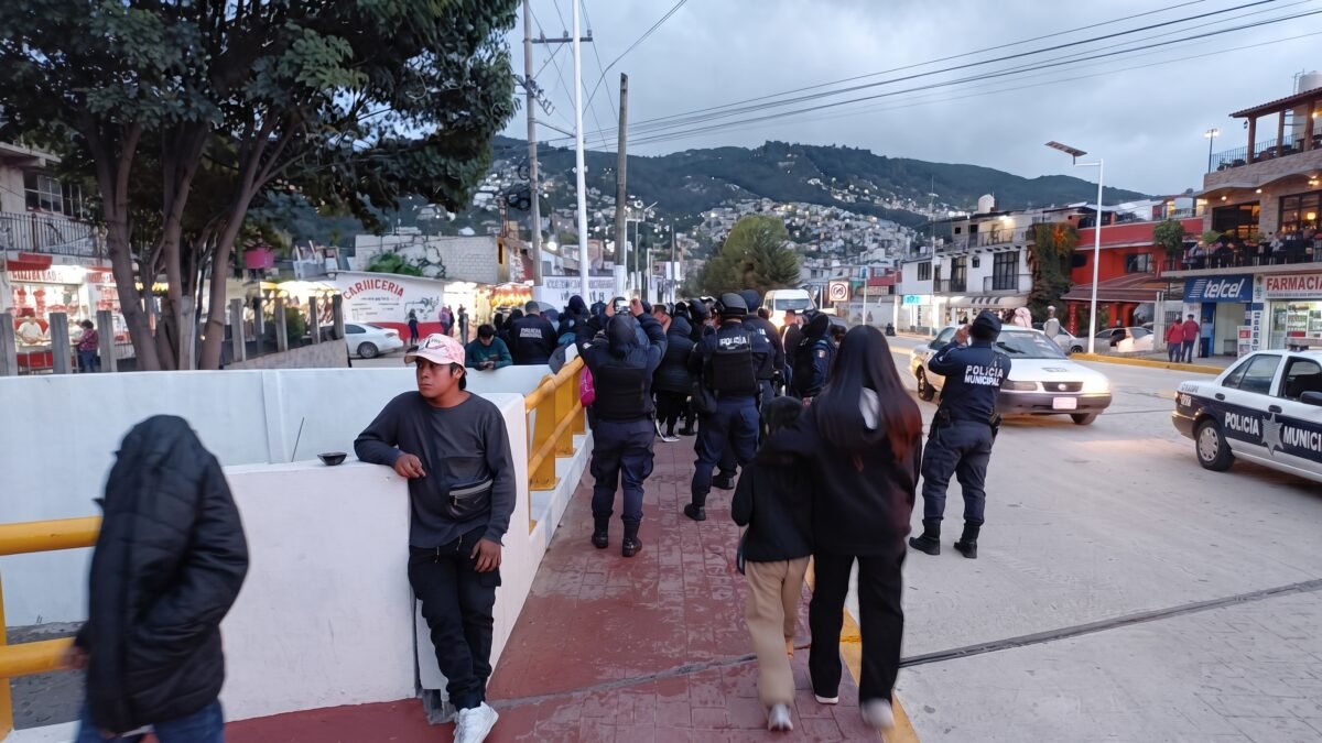 Atienden inquietudes de vecinos por uso de banquetas en periférico de San Cristóbal