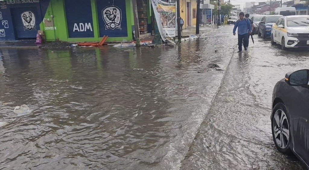 Atrapado entre piedras bajo la lluvia: exige a constructora pagar daños por obra sin señales en Tapachula