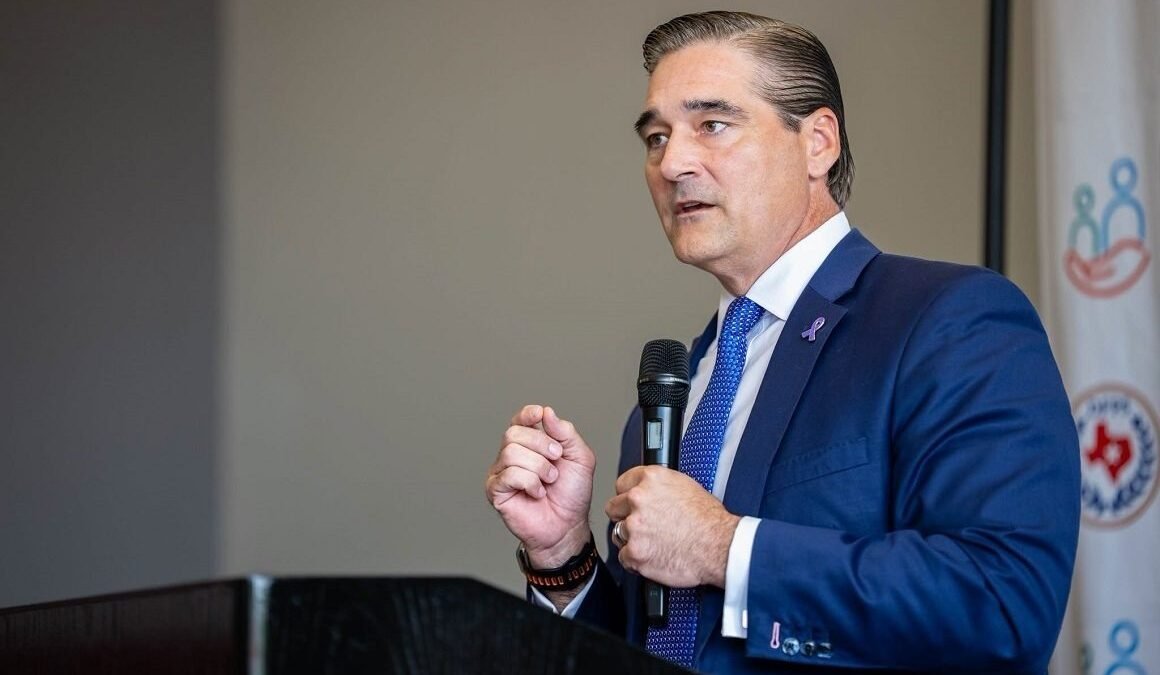 Atropella a mexicano en un estacionamiento: gran jurado acusa a agente del ICE en Texas