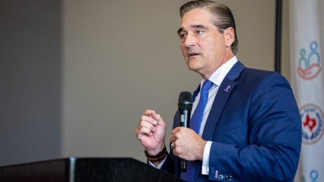 Atropella a mexicano en un estacionamiento: gran jurado acusa a agente del ICE en Texas