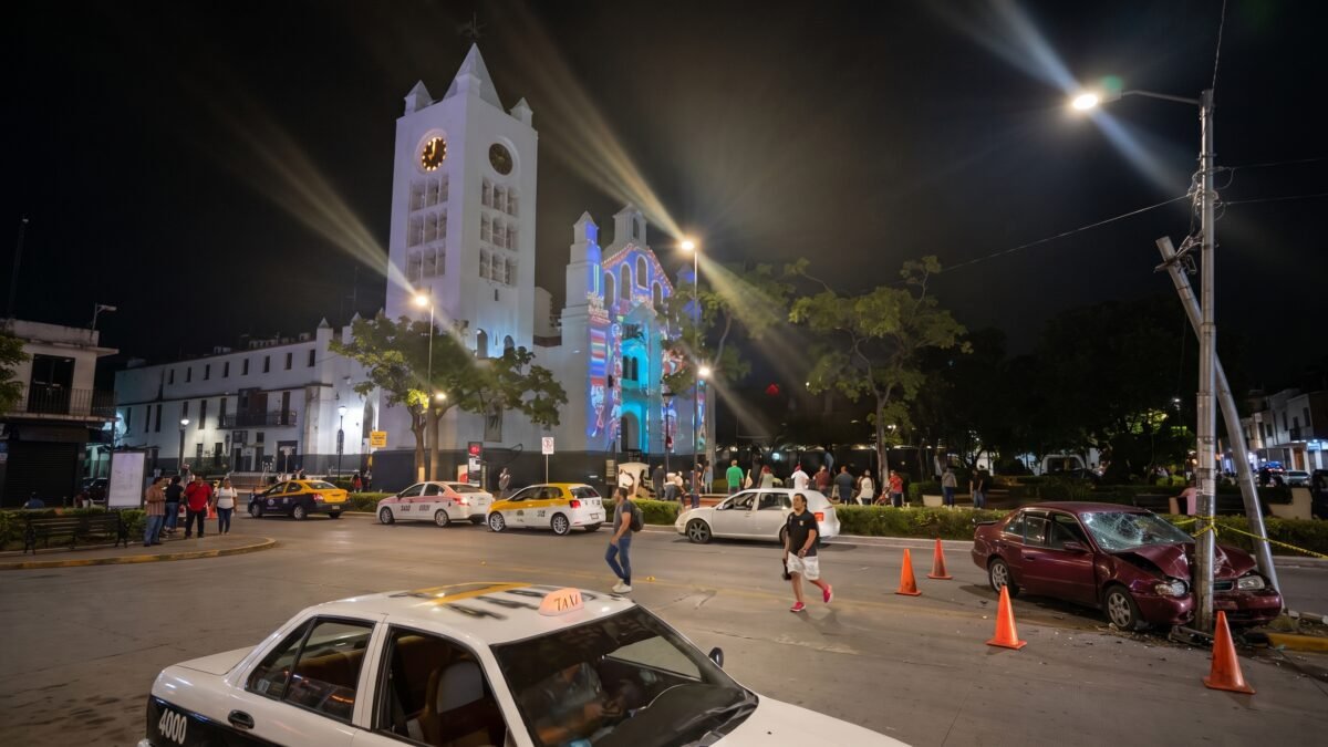 Automóvil se estrella contra poste, bolardo y luminaria en Tuxtla Gutiérrez