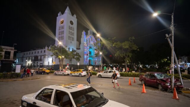 Automóvil se estrella contra poste, bolardo y luminaria en Tuxtla Gutiérrez