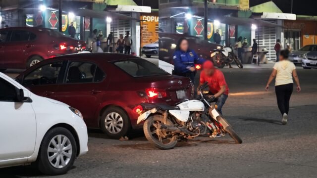 Automovilista y motociclista pelean a golpes en una calle de Tuxtla Gutiérrez