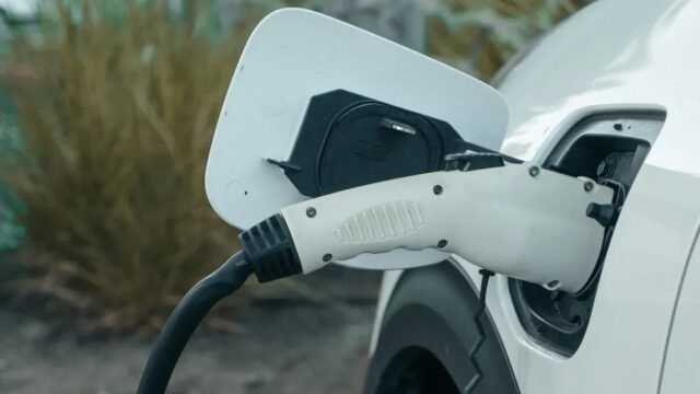 Autos eléctricos elevan la demanda de luz en hogares de Chiapas