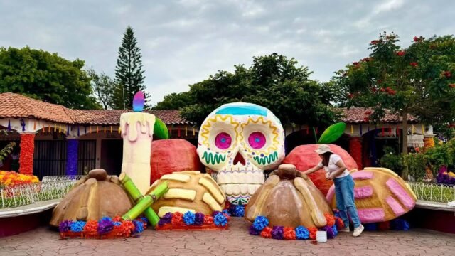 Avanza decoración de Día de Muertos en el parque central de Berriozábal