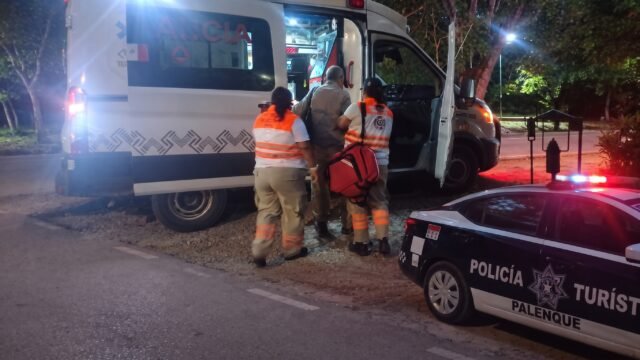 Bajaba de la combi y lo embistió una moto: abuelito de 85 años termina en el hospital en Palenque