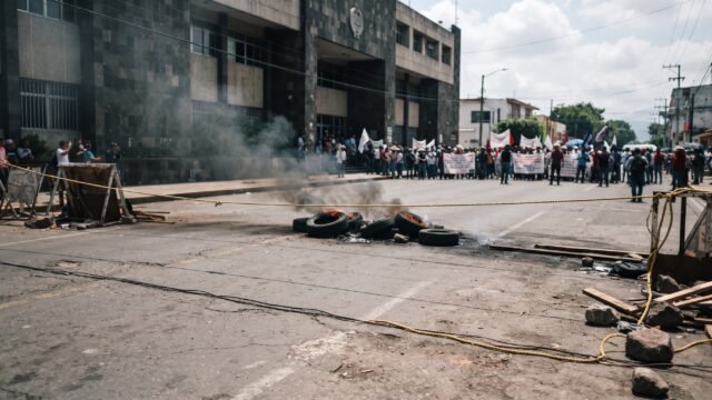 Bloquean la Fiscalía en Comitán: exigen justicia para dos mujeres presas en La Trinitaria