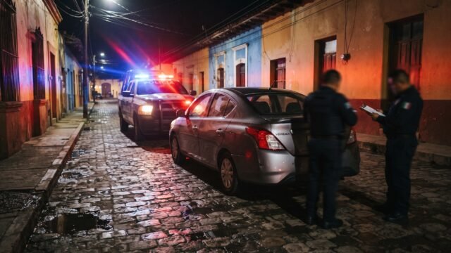 ¡Botado en pleno centro!: hallan en Arriaga un Onix gris con reporte de robo