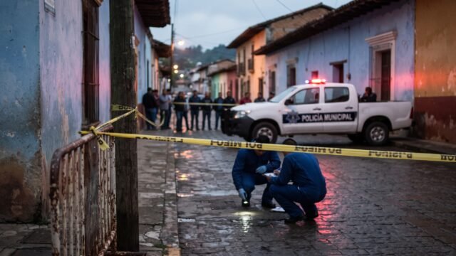 Buscan a familiares de hombre lesionado que pidió ayuda en escuela de Ocosingo