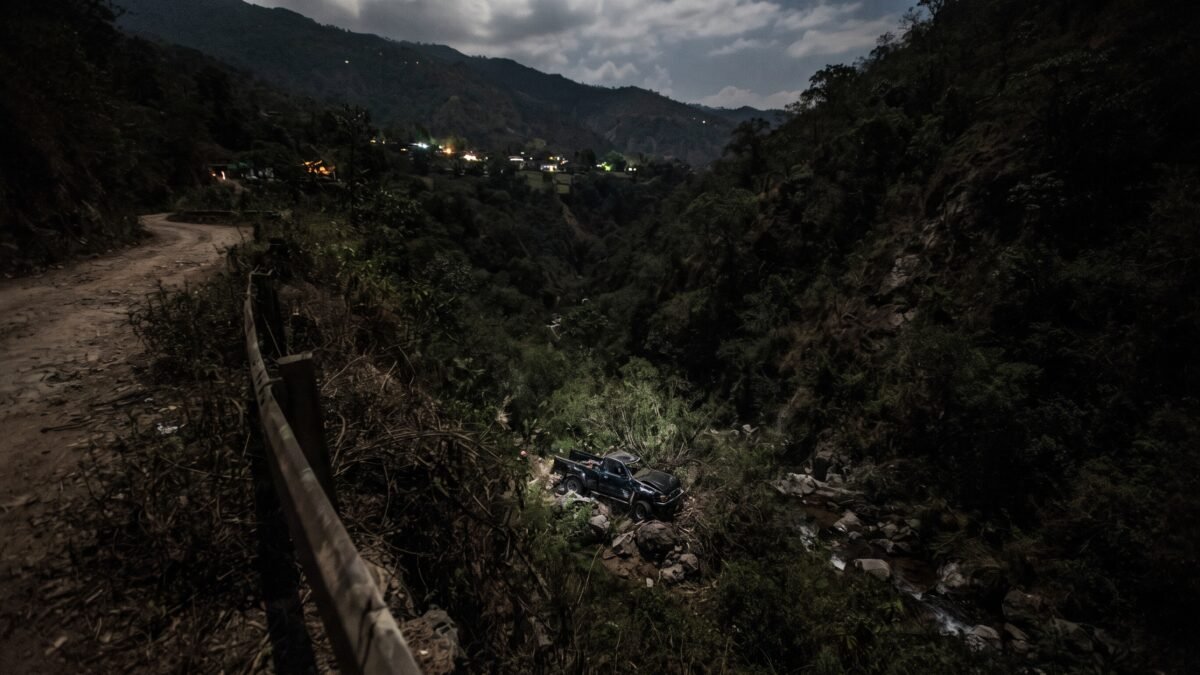 Cae a barranco en Navenchauc: menor muere y su padre queda grave tras accidente nocturno