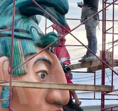 Cambian pintura blanca de la Cabeza Maya por tonos verde y café