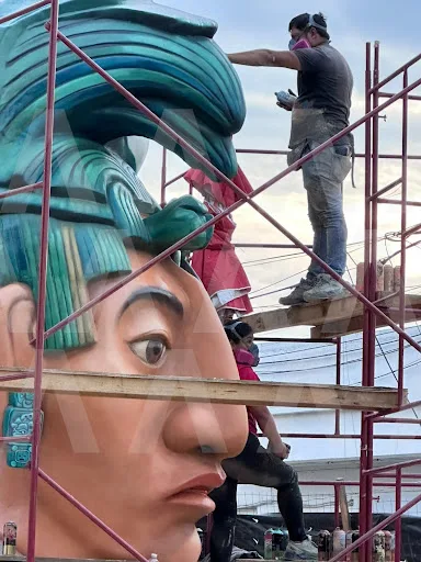 Cambian pintura blanca de la Cabeza Maya por tonos verde y café