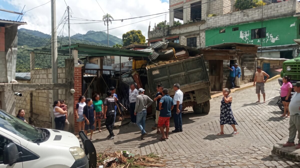 Camión de carga se estrella contra vivienda en el barrio Vista Alegre de Yajalón
