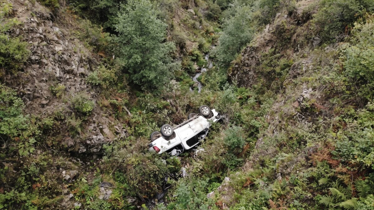 Camioneta cae a un barranco de 50 metros en el libramiento norte de Comitán