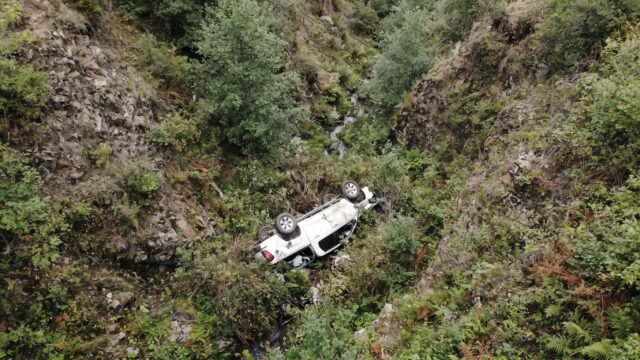Camioneta cae a un barranco de 50 metros en el libramiento norte de Comitán