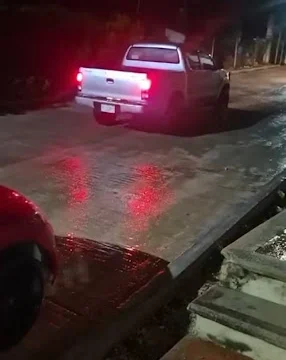 Camioneta choca contra Beetle estacionado y huye en barrio 20 de Noviembre de Comitán
