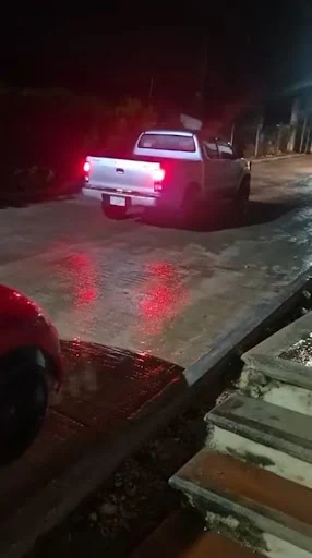 Camioneta choca contra Beetle estacionado y huye en barrio 20 de Noviembre de Comitán