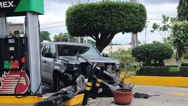 Camioneta choca contra bomba de gasolina en Tapachula y conductor resulta ileso