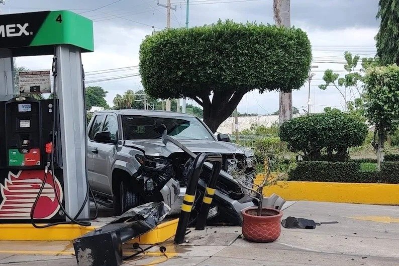 Camioneta choca contra bomba de gasolina en Tapachula y conductor resulta ileso