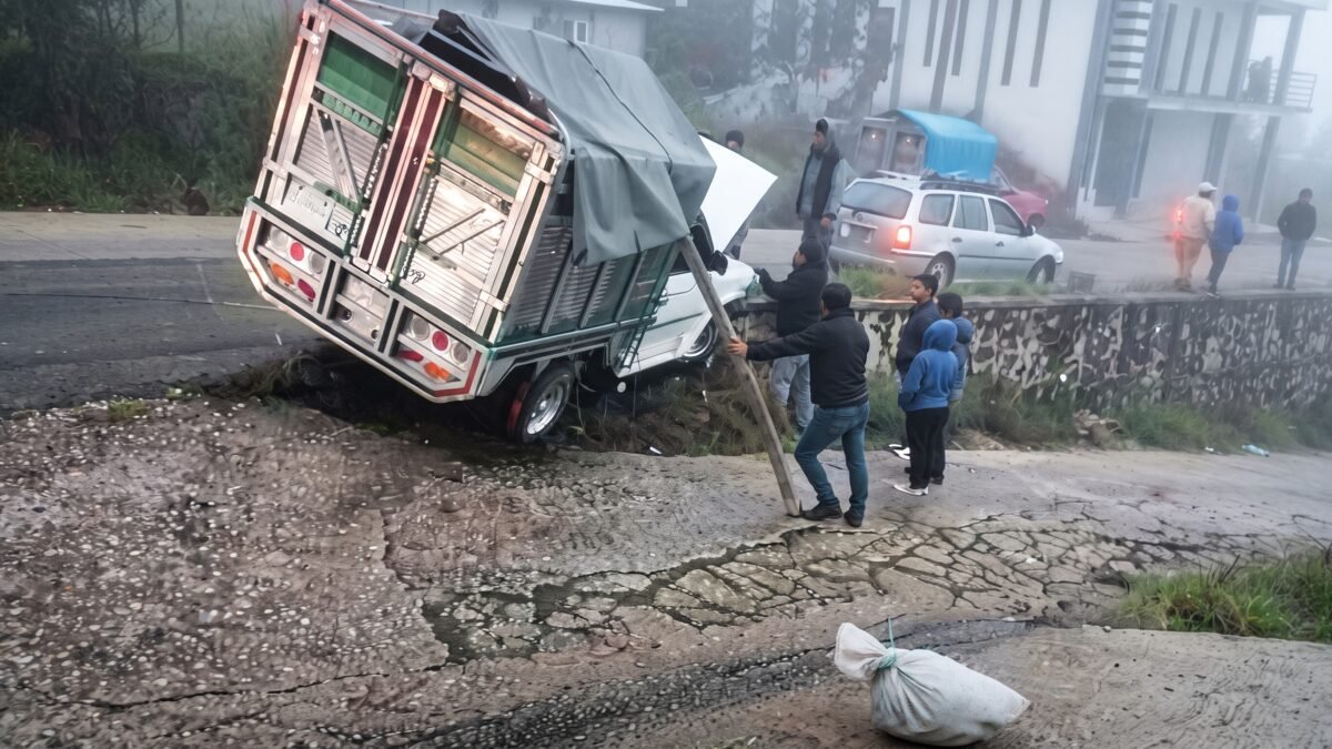 Camioneta queda a punto de volcar en carretera Nachig-Zinacantán en Zinacantán