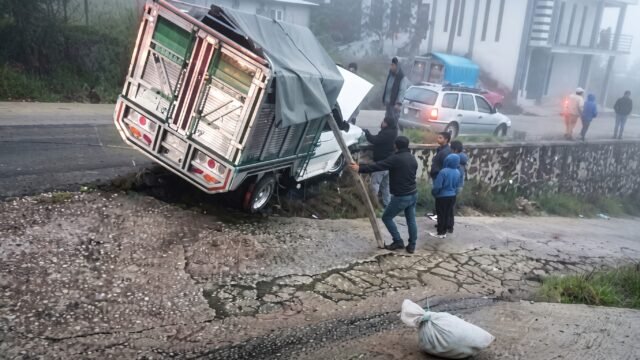 Camioneta queda a punto de volcar en carretera Nachig-Zinacantán en Zinacantán