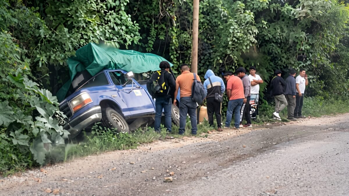 Camioneta sale de la carretera en la curva Los Aguacatales en Las Margaritas