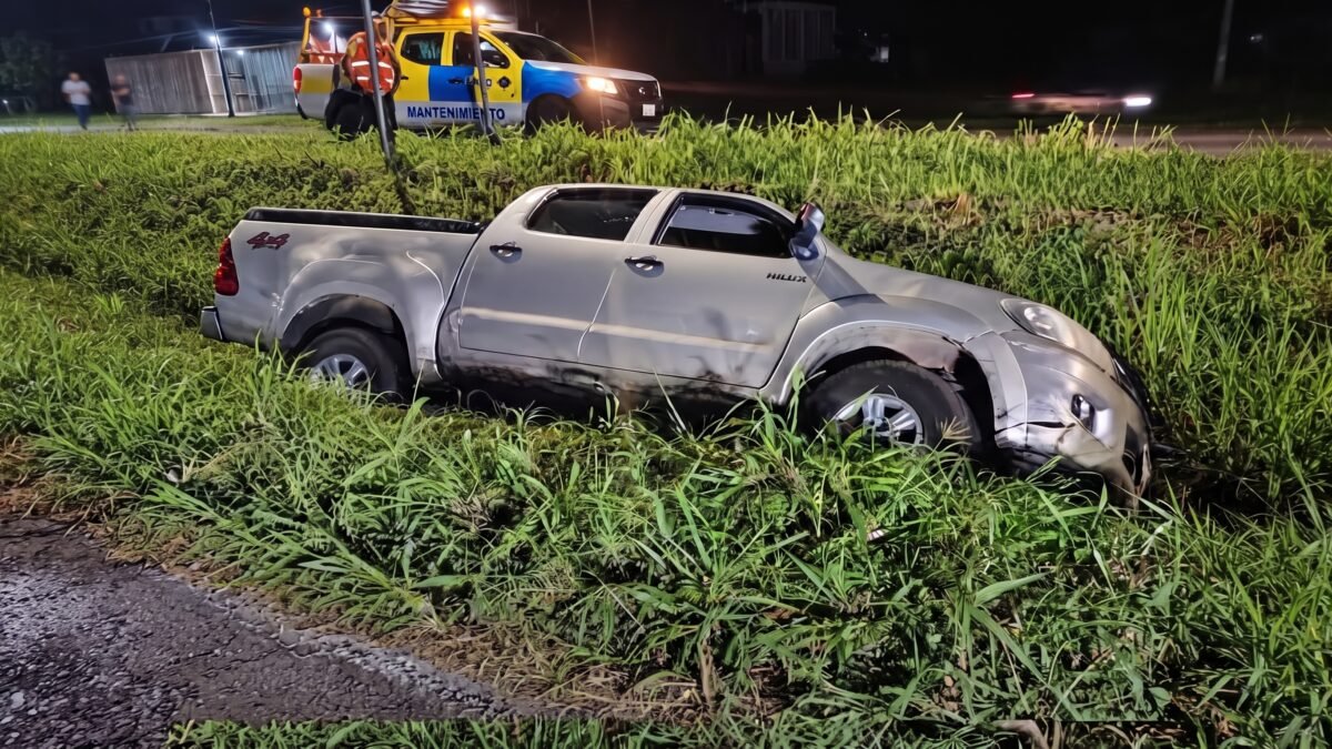 Camioneta termina en una zanja en la carretera El Sacrificio-Tuxtla Chico en Tapachula