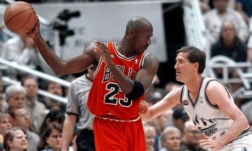 Camiseta de Michael Jordan de Finales de 1998 se vende por 14 millones de dólares en Miami