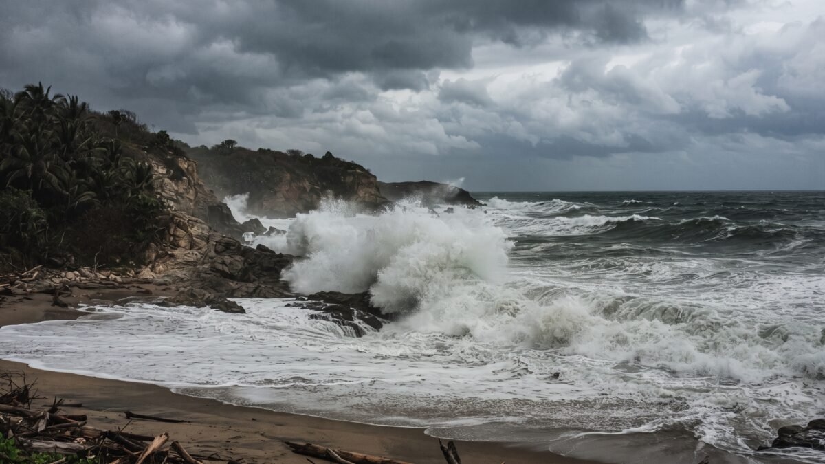 Capitanía de Puerto Chiapas advierte tormentas y oleaje elevado en la costa