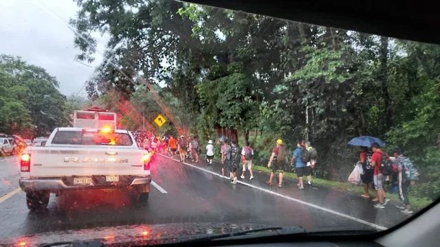 Caravana migrante continúa su avance bajo la lluvia en Huehuetán