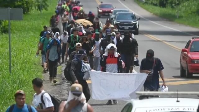 Caravana migrante Fe y Esperanza avanza de Pijijiapan a Tonalá entre carencias