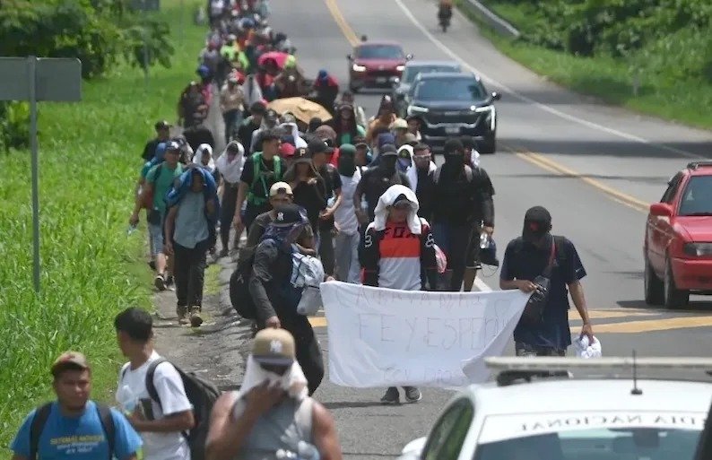 Caravana migrante Fe y Esperanza avanza de Pijijiapan a Tonalá entre carencias