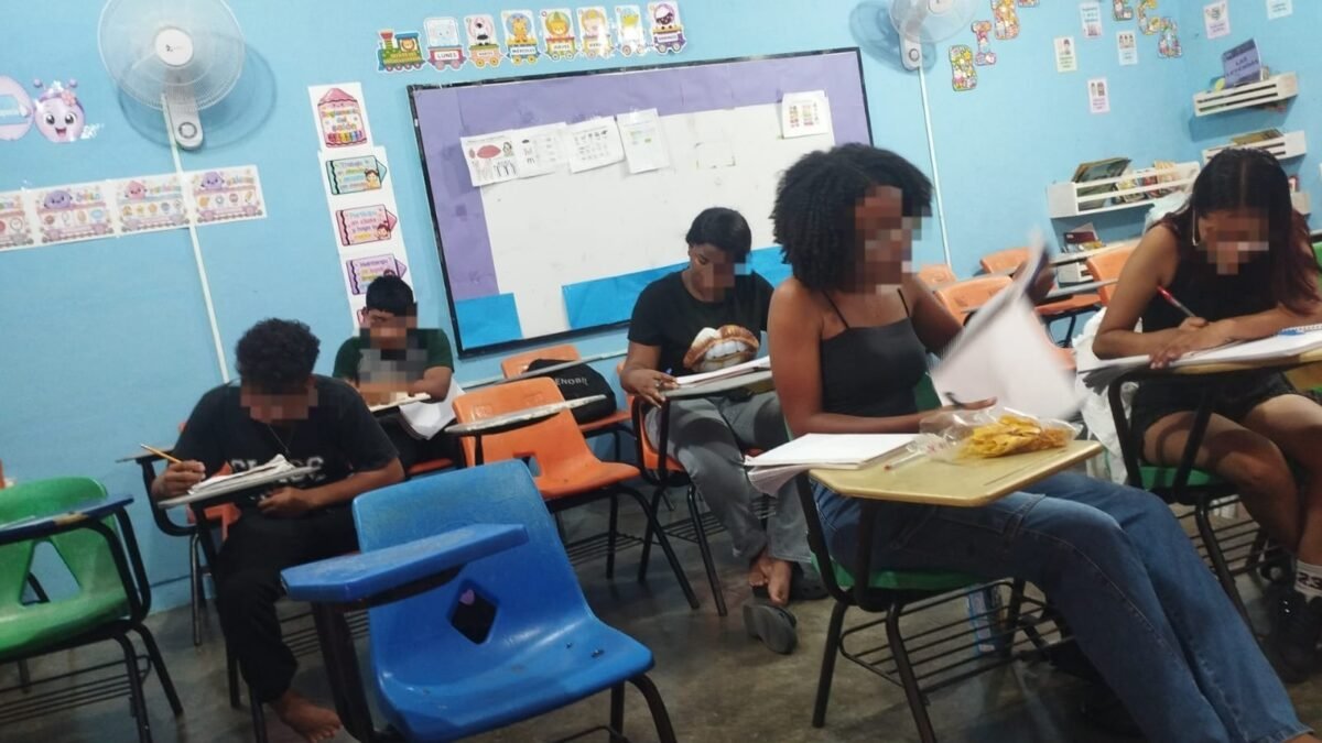 Centro de educación para adultos en Tapachula egresa a 29 estudiantes mexicanos y migrantes