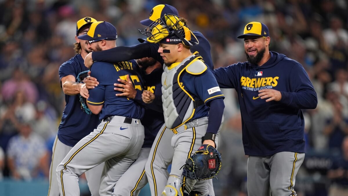 Cerveceros de Milwaukee barren a Dodgers en Los Ángeles y avanzan a la Serie Mundial