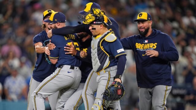 Cerveceros de Milwaukee barren a Dodgers en Los Ángeles y avanzan a la Serie Mundial