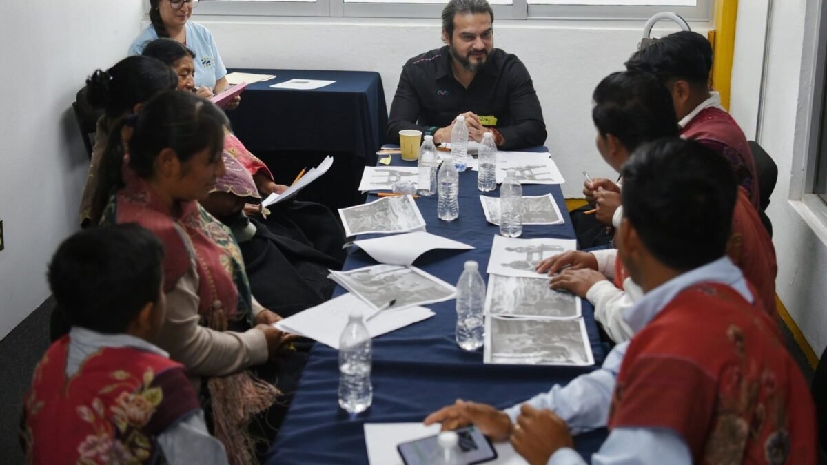 Chiapas Puede va más allá del aula: Roy Mandujano aplica test de vida a círculo de Zinacantán