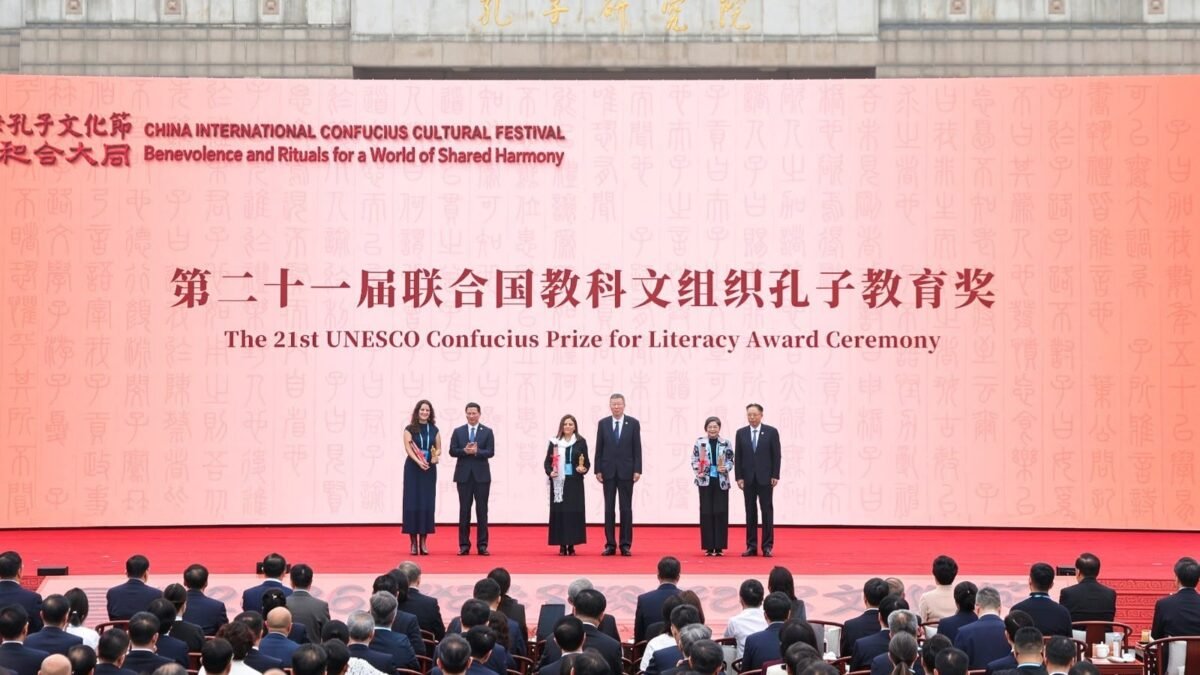 Chiapas recibe en China el Premio Confucio de la Unesco por alfabetización bilingüe