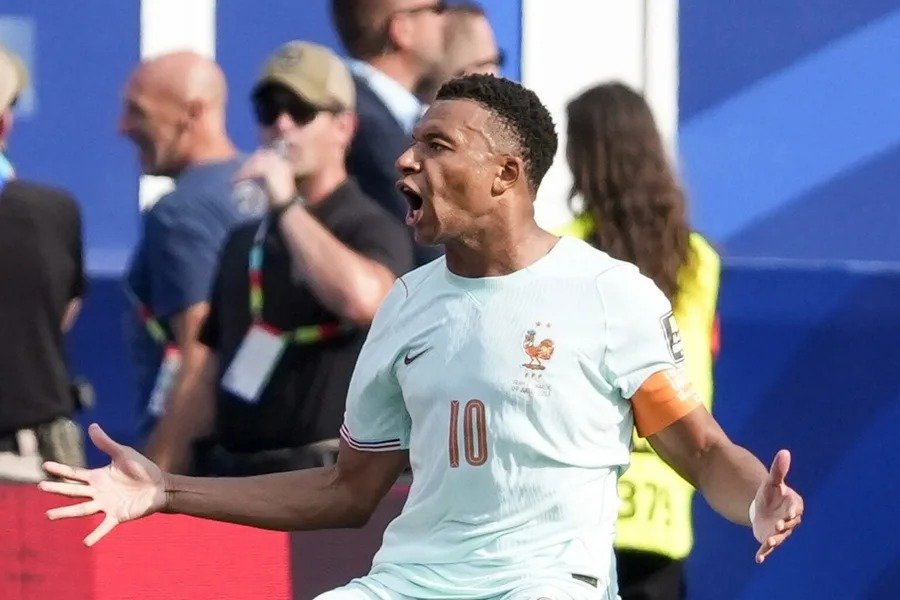 China rompe con Mbappé por burlarse de Mao: el francés pide perdón en tres idiomas