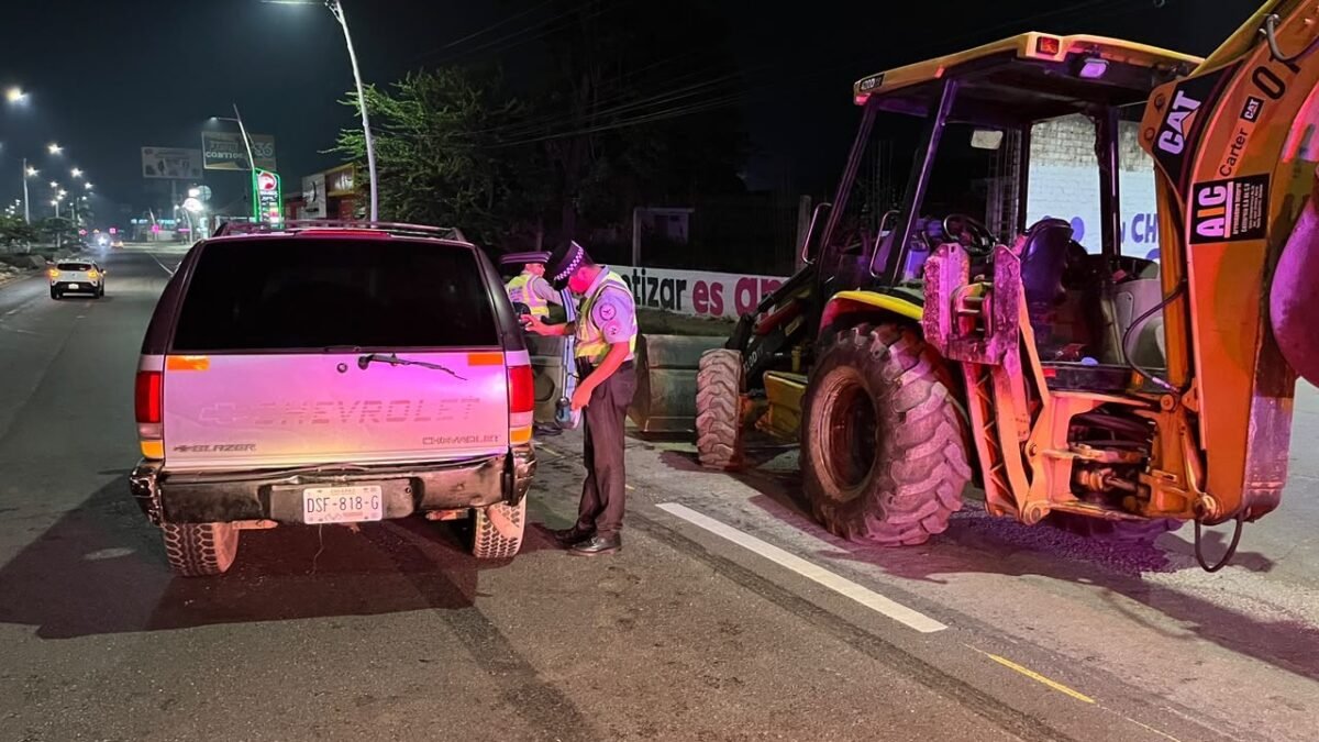 Choca camioneta contra retroexcavadora y conductor huye en Chiapa de Corzo