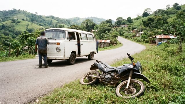 Chocan en la Curva del Diablo y se esfuman: dejan moto y combi tiradas en Tuzantán