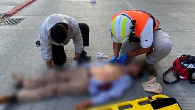 Chocan moto y peatón en Cerro Hueco: tres al piso y uno grave en Los Olivos