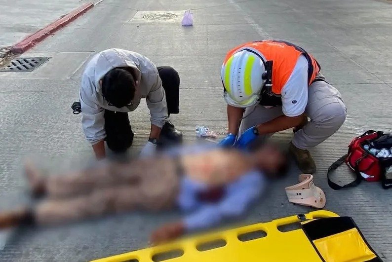 Chocan moto y peatón en Cerro Hueco: tres al piso y uno grave en Los Olivos