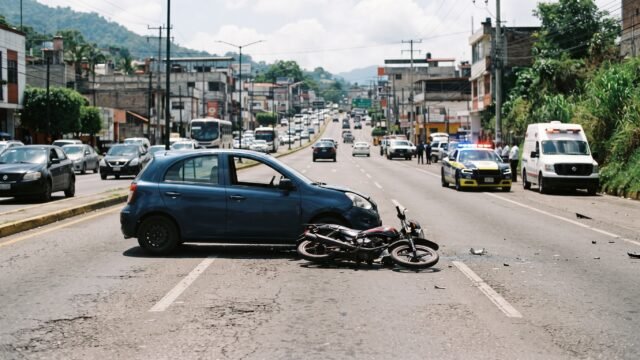 Choque entre auto y motocicleta deja dos lesionados en San Cristóbal
