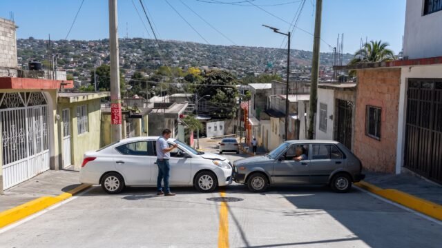 Choque entre camioneta y automóvil deja solo daños materiales en Tuxtla Gutiérrez