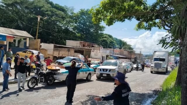 Choque entre taxi, camioneta y motocicleta moviliza a bomberos en Ocosingo